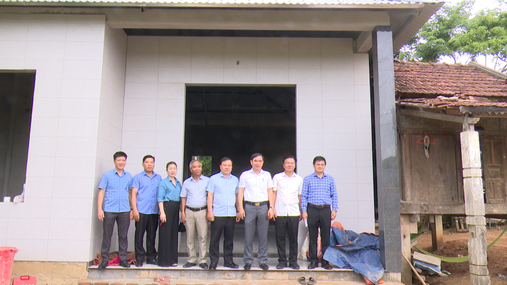 Đồng chí Đào Mạnh Hùng - Chủ tịch UBMTTQ Việt Nam tỉnh kiểm tra tiến độ xóa nhà tạm, nhà dột nát trên địa bàn huyện Hướng Hóa